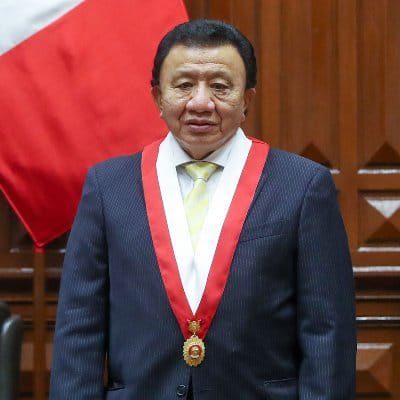 Representando a la 2da Vicepresidencia Foto del Dr. Enrique Wong Pujada