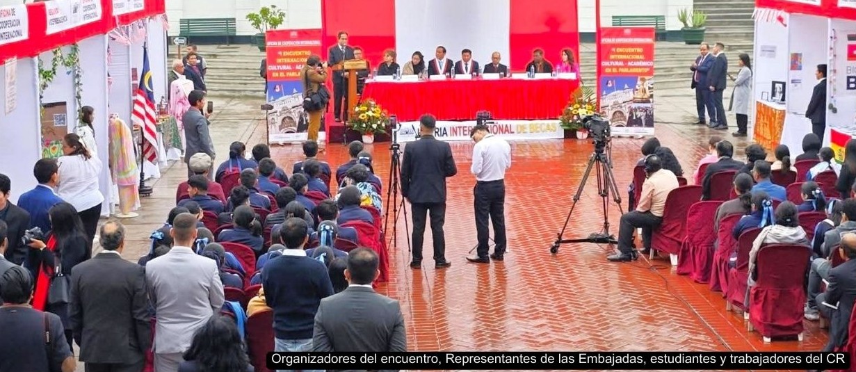 Imagen de la Feria Internacional de becas en el Congreso