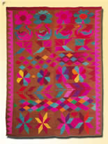 Frazada con hileras de flores, patos, rombos, estrellas y palmas